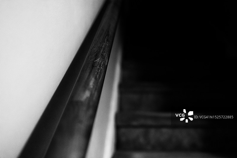 深色地毯楼梯旁的木制扶手图片素材