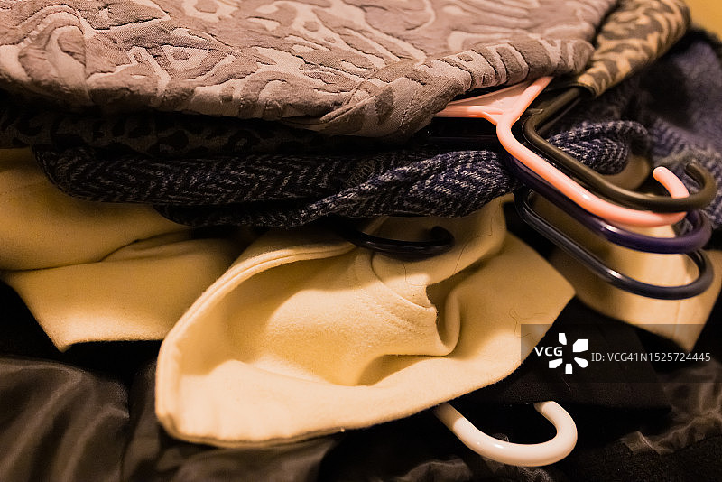 挂在衣架上折叠的服装图片素材