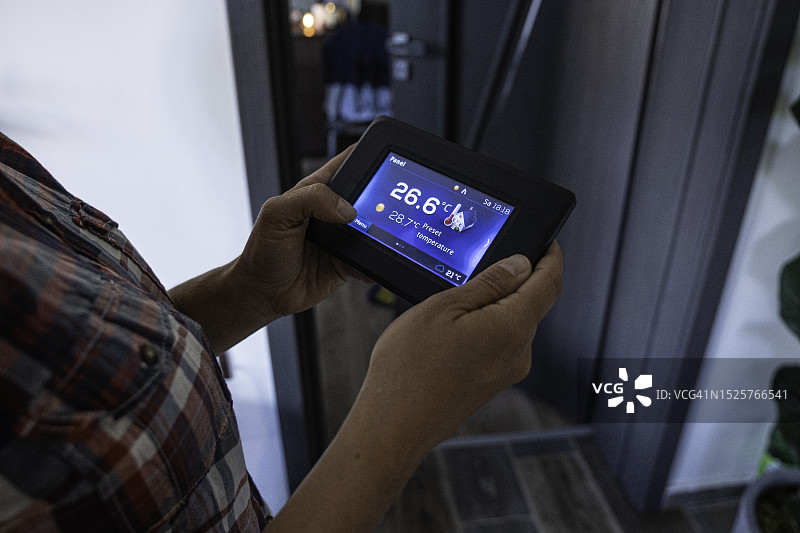 智能家居：在家调节恒温器图片素材
