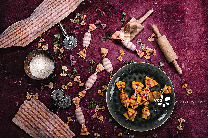 俯拍餐桌上的盘中餐，叶尔加瓦，拉脱维亚图片素材