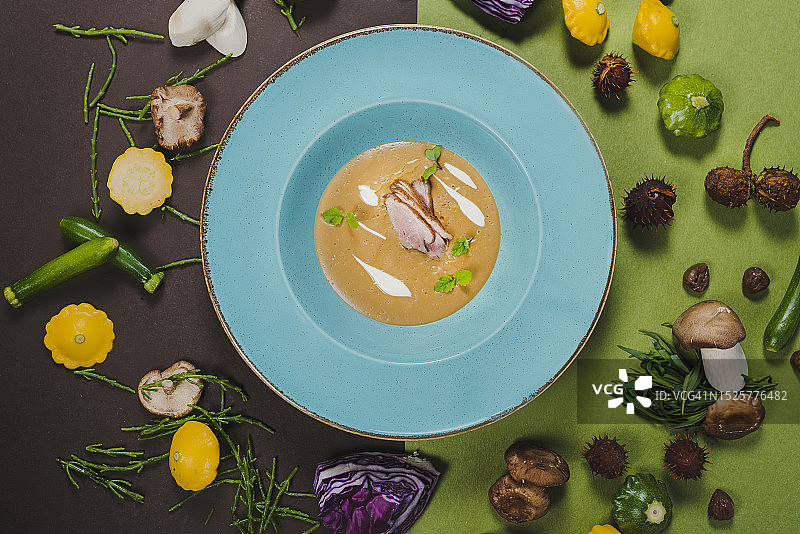 拉脱维亚叶尔加瓦餐盘中的美食俯视图图片素材