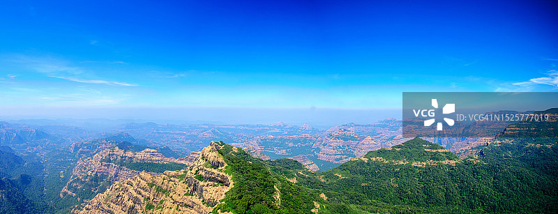 印度马哈巴莱斯瓦尔：蓝天下的山景风光图片素材