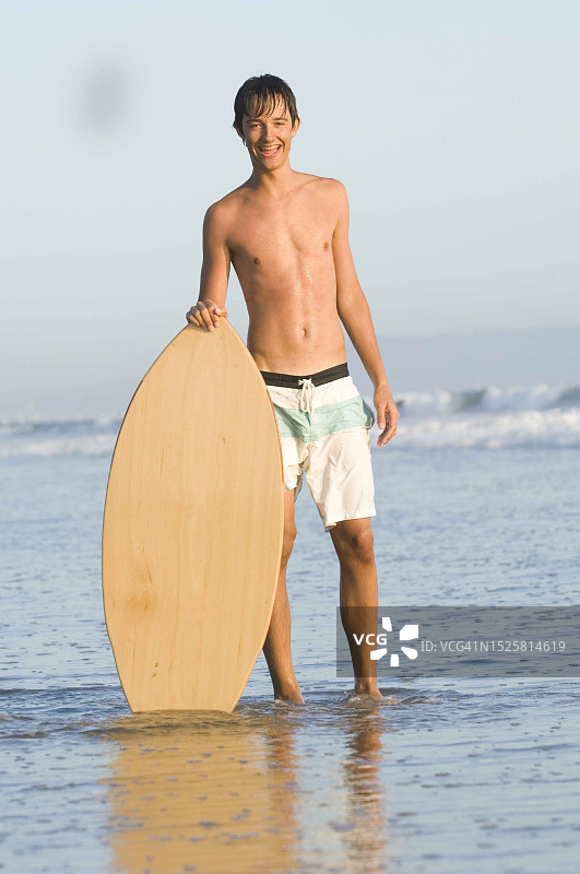 在拉古纳海滩的少年图片素材