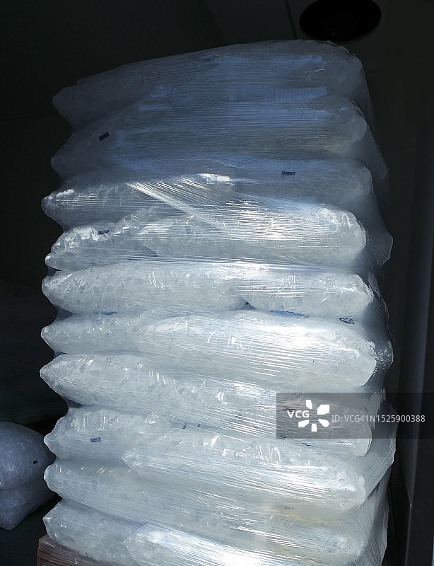 冷藏卡车里的冰块袋图片素材