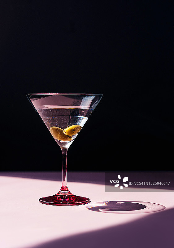 傍晚马提尼鸡尾酒吧：詹姆斯·邦德伏特加马提尼图片素材