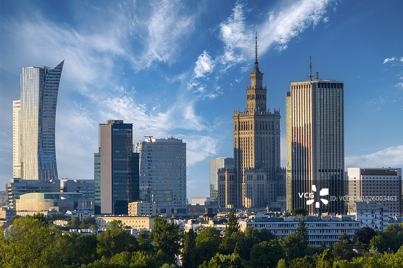 日落时分的华沙市中心航拍图片素材