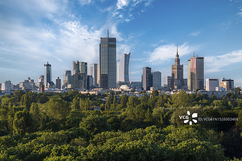 从莫科托夫公园俯瞰华沙的无人机航拍图图片素材