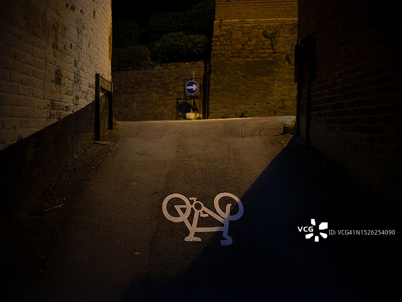 小巷里的自行车道标志，城市道路夜景图片素材