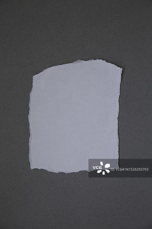 灰色背景上的空白撕纸与复制空间图片素材