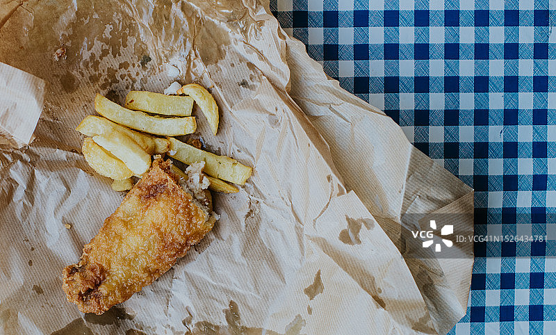 格子桌布上的炸鱼薯条俯视图图片素材