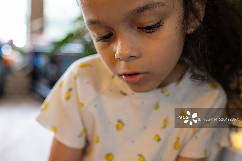 年轻的多种族女孩在家阅读时练习发音图片素材