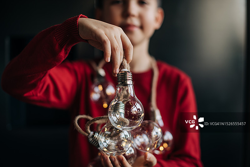 手持 focus 灯串图片素材