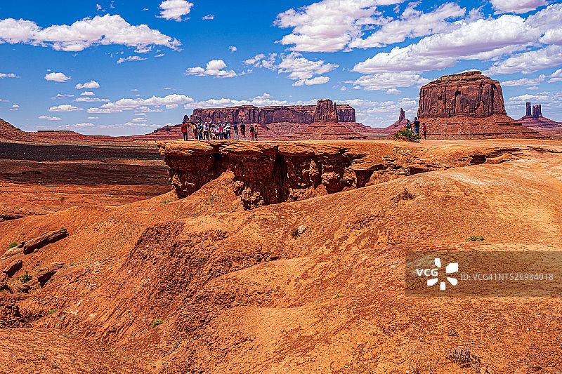 游客在纪念碑谷约翰·福特点游览图片素材