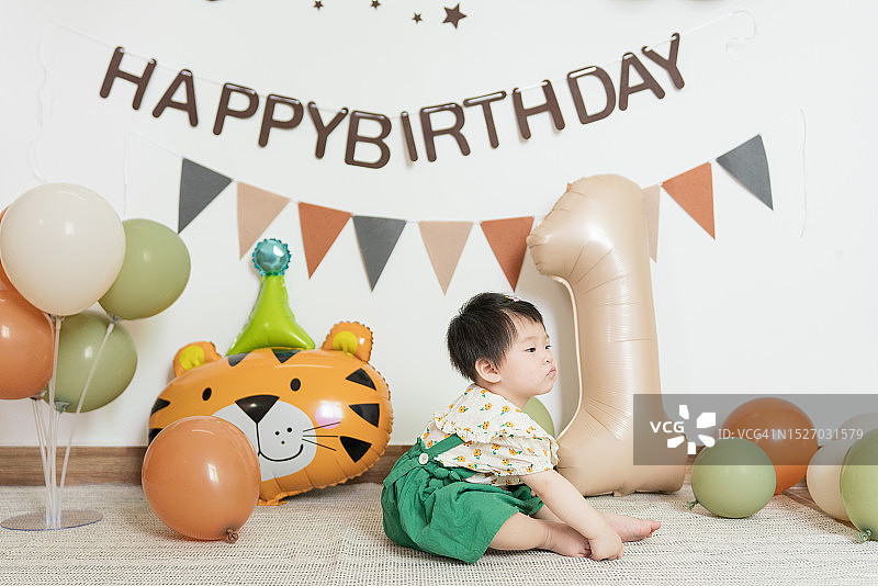 一周岁女童拍照图片素材