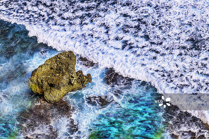印度尼西亚巴厘岛乌鲁瓦图岩石悬崖海岸线上的波浪图片素材