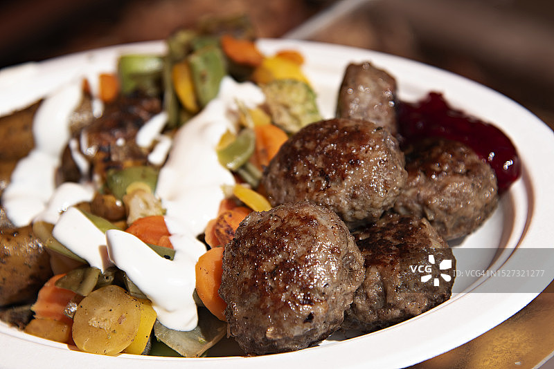 驯鹿肉汉堡和沙拉午餐图片素材