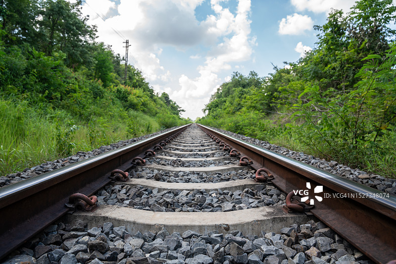 铁路铺设基础设施，水泥混凝土梁穿过地形。铁路基础设施图片素材