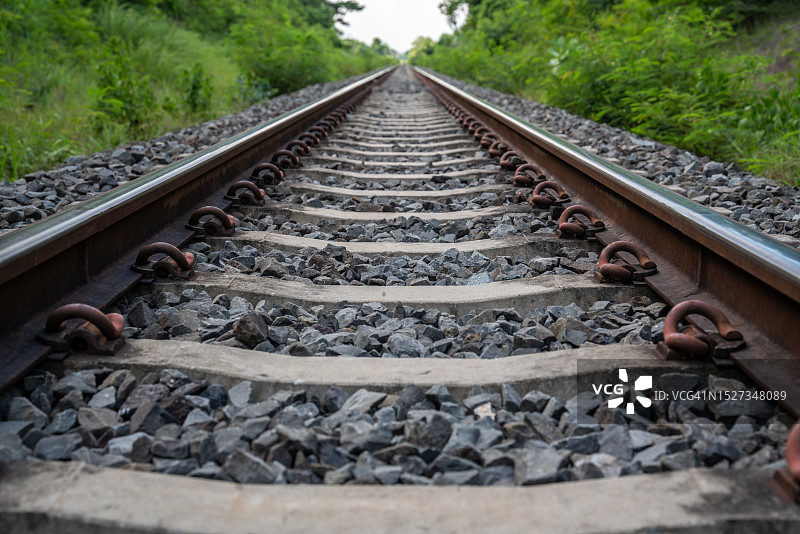 铁路铺设基础设施，水泥混凝土梁穿过地形。铁路基础设施图片素材