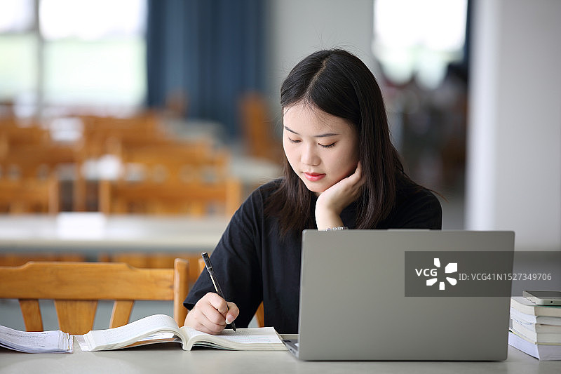 在自习室学习的大学生图片素材