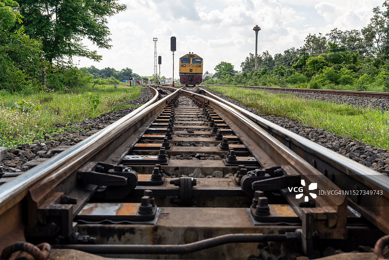 停在泰国车站轨道上的柴油火车图片素材