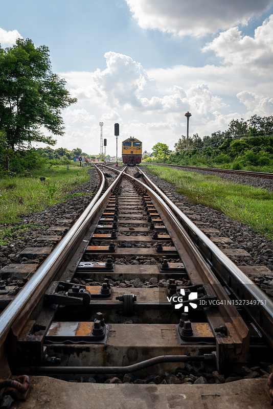 停靠在站台上的内燃机车，泰国图片素材