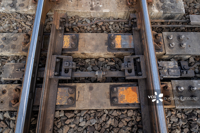 铁路铺设基础设施，水泥混凝土梁穿过地形。铁路基础设施图片素材