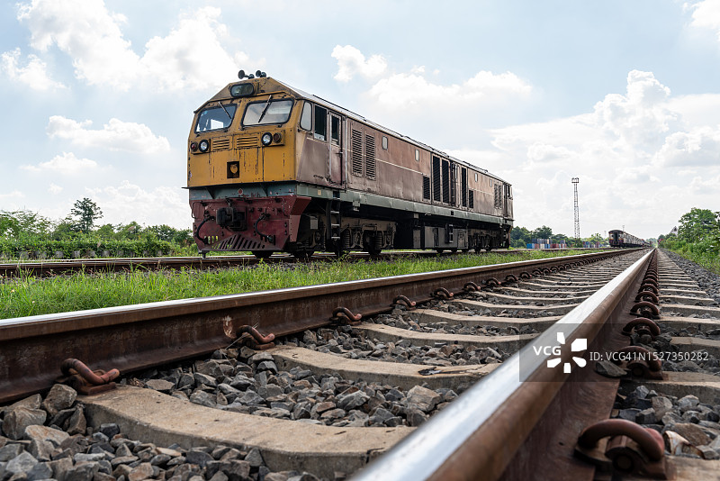 停在泰国车站轨道上的旧柴油火车图片素材
