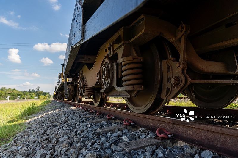 行驶在水泥混凝土梁轨道上的火车图片素材