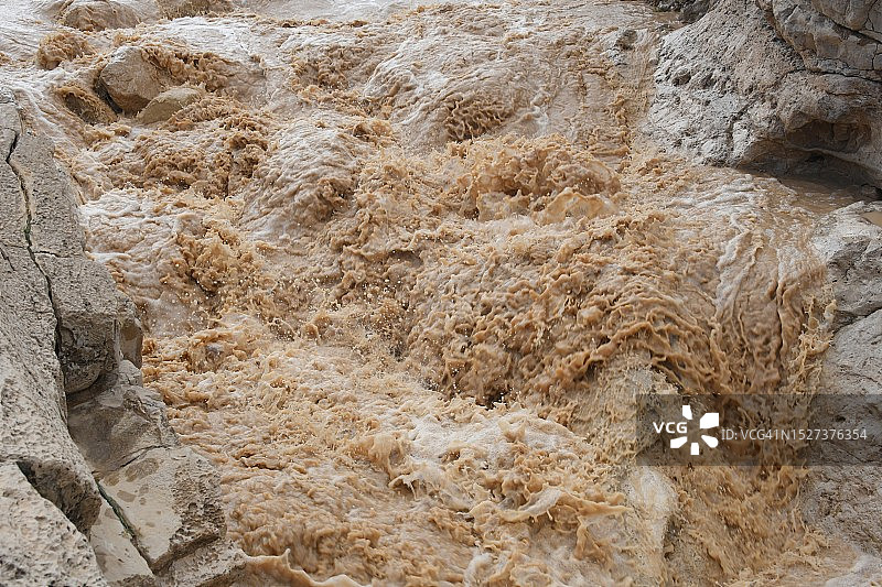 内盖夫沙漠策埃利姆河床的洪水图片素材