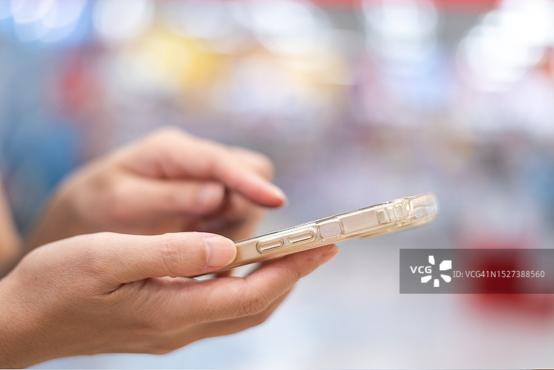 女人使用智能手机图片素材