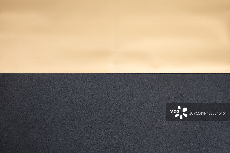 复古魅力：金棕色牛皮纸黑色背景图片素材