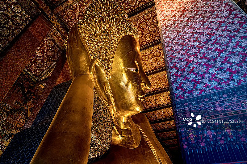 泰国曼谷卧佛寺的卧佛图片素材