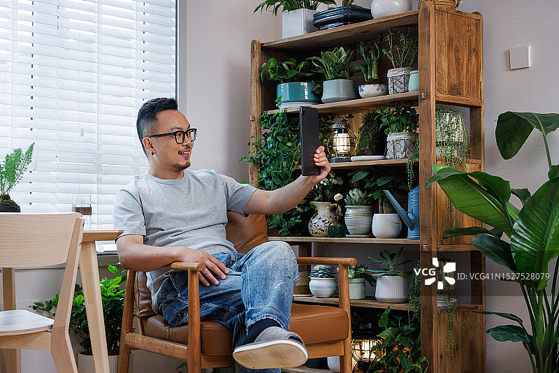 亚洲中年白领使用平板电脑进行视频会议图片素材