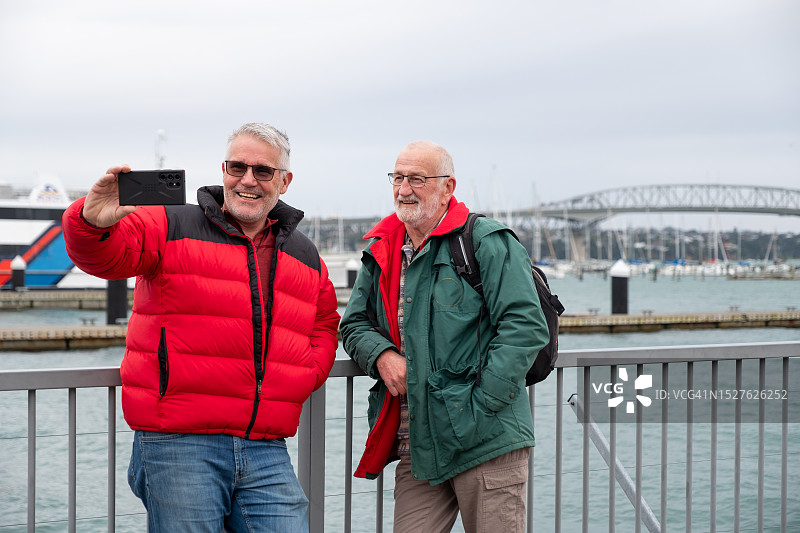 与奥克兰海港大桥自拍图片素材