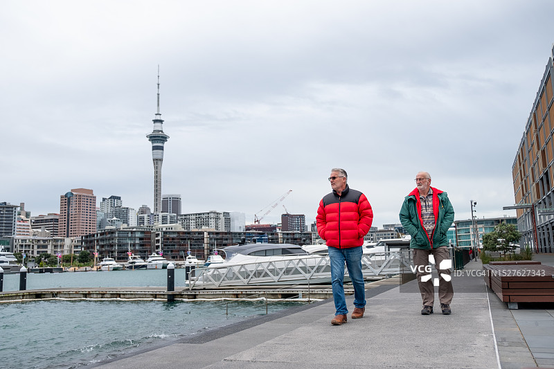 沿着海滨散步图片素材