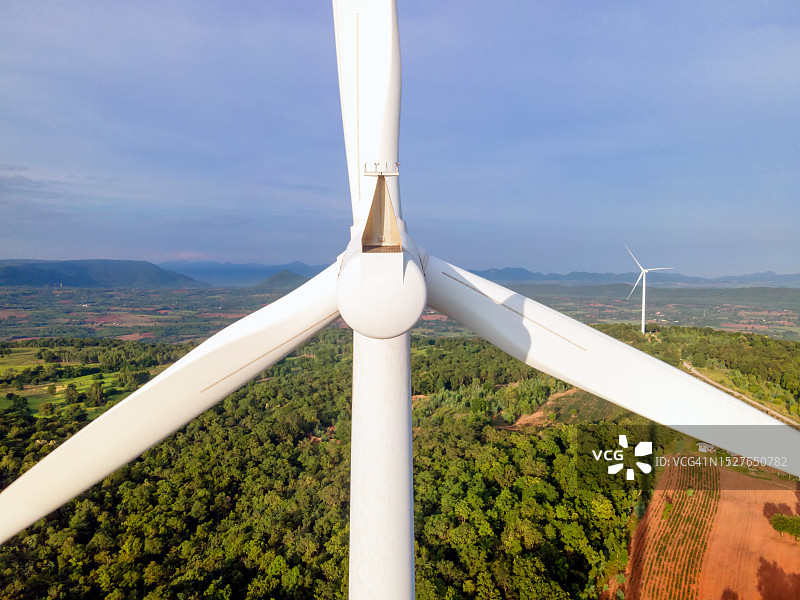 迷人的风力涡轮机激发变革，探索艺术与可持续发展的完美融合。图片素材