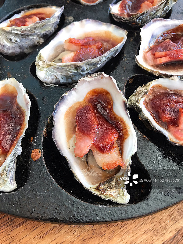 培根伍斯特酱烤生蚝，产自南澳大利亚艾尔半岛科芬湾图片素材