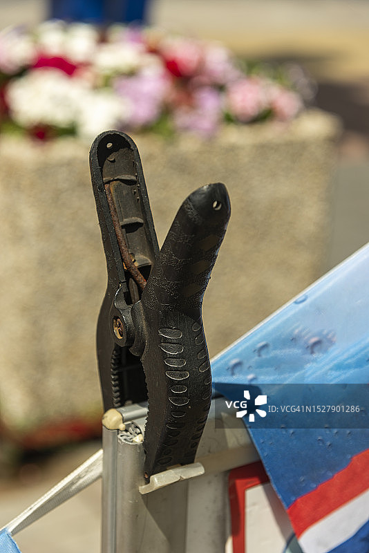 黑色夹具夹在铝制框架上图片素材