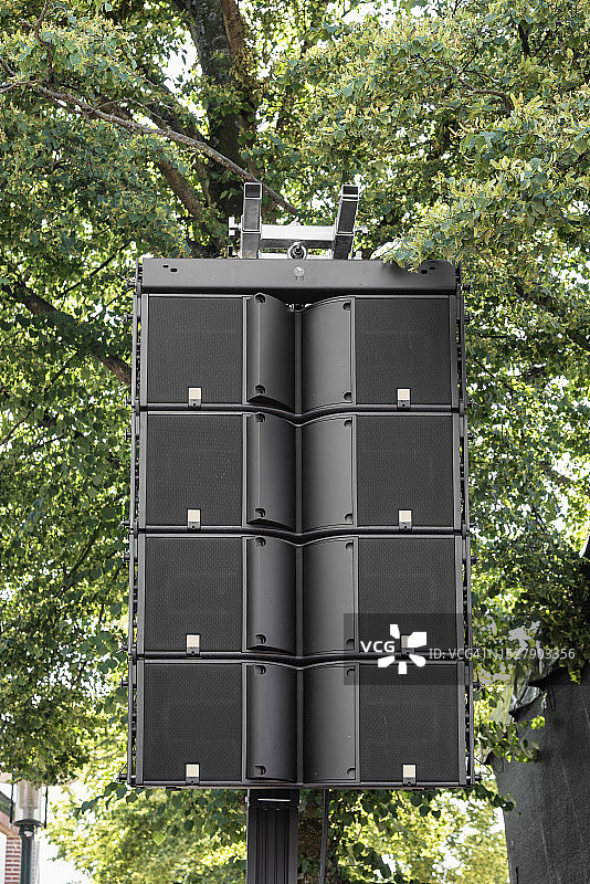 悬挂在悬挂结构外的音响系统箱图片素材