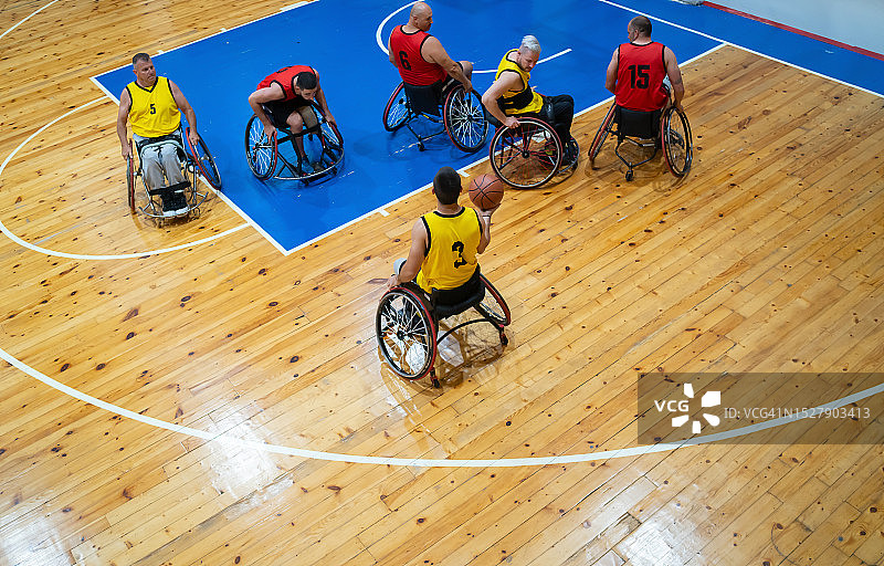 残疾篮球运动员比赛高角度拍摄图片素材