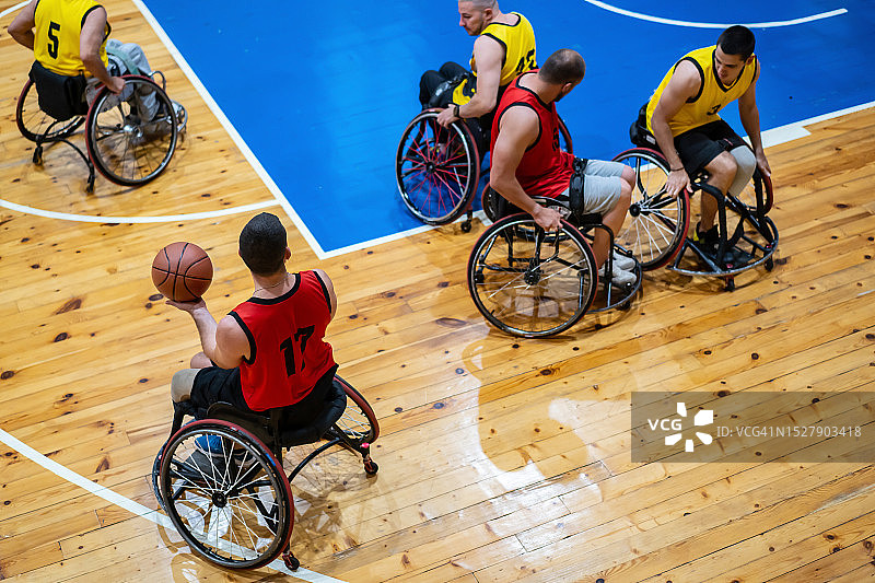 残疾人篮球比赛俯视视角图片素材