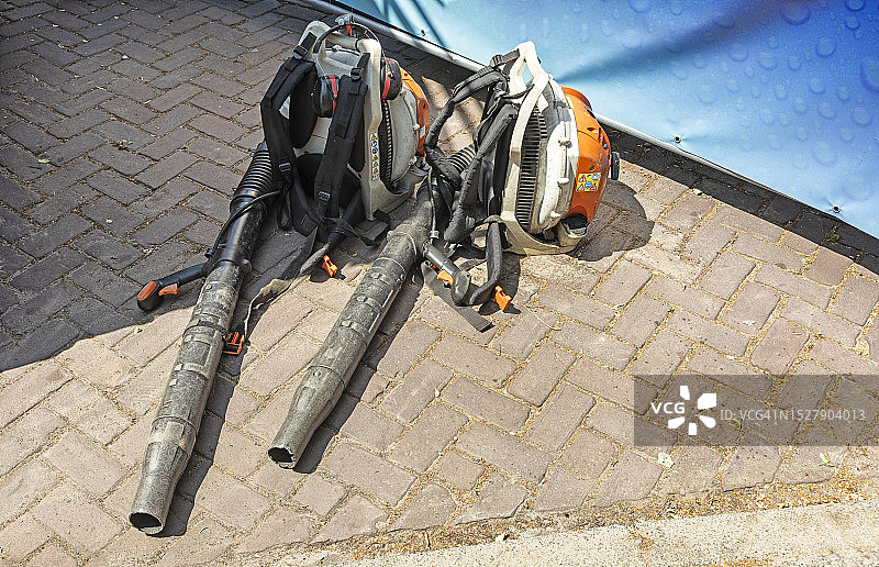 躺在街上的两个专业吹叶机图片素材