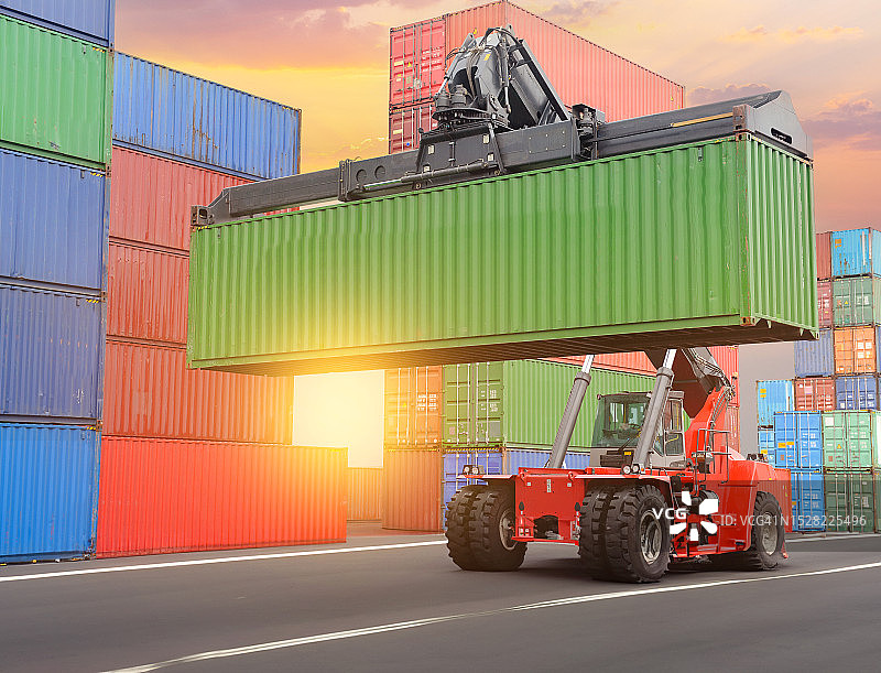 用于物流背景的集装箱堆场服务图片素材