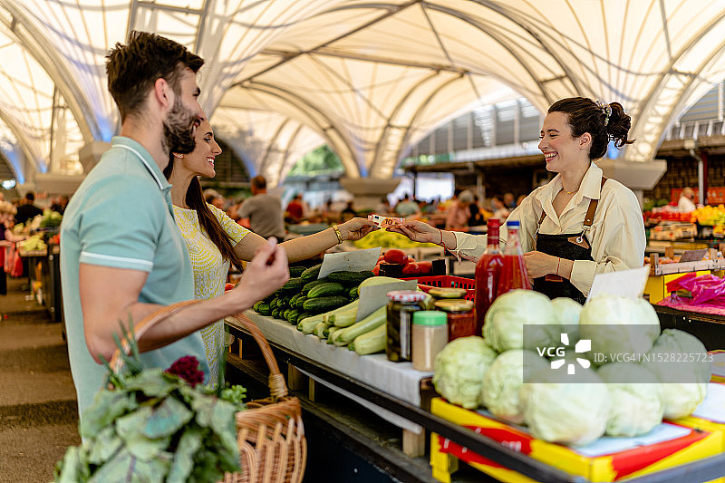 顾客在街市选择现金支付图片素材