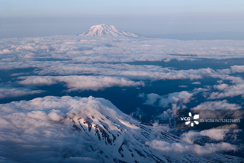 圣海伦斯火山和亚当斯山图片素材
