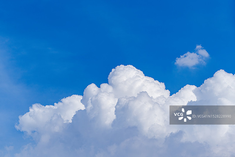 晴朗蓝天下的巨大云朵图片素材