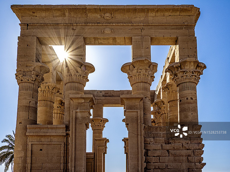 埃及阿斯旺菲莱神庙旁的图拉真凉亭图片素材