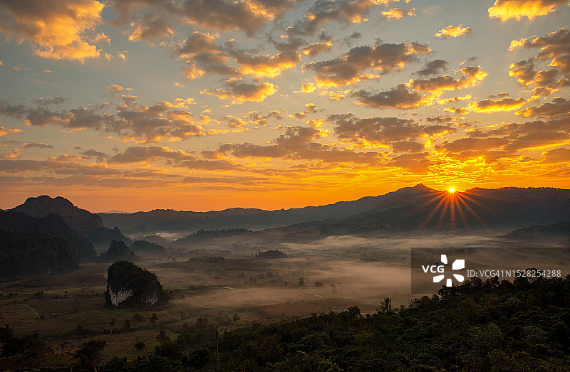 泰国帕尧府 Phu Langka 国家公园美丽的雾中山峦日出景观图片素材