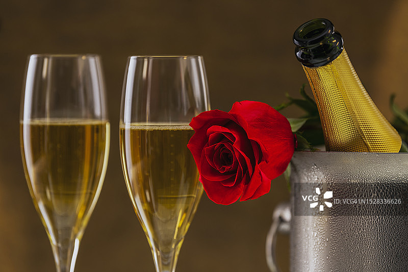 红色玫瑰与香槟酒瓶和酒杯特写图片素材