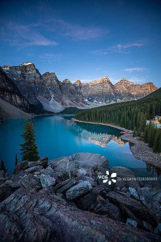 莫兰湖日出时分的十峰谷倒影图片素材